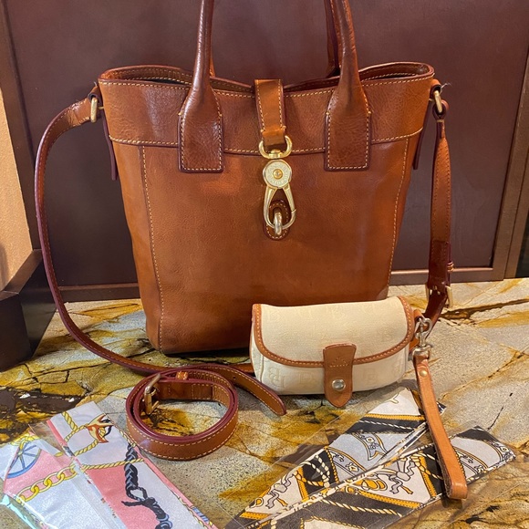 Dooney & Bourke Handbags - Dooney & Bourke Large Florentine Tote/ D&B wristlet/ 🎀🎀 2 sets of Twillies🎀